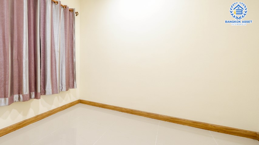 *****ทาวน์เฮ้าส์มือสองย่านสมุทรสาคร ม.โกลเด้นทาวน์ พระราม2 หลังมุม! เนื้อที่กว้างขวางถึงเกือบ 22 ตร.ว. ฟังก์ชันจัดเต็มอย่างกับบ้านเดี่ยว 4 ห้องนอน 3 ห้องน้ำ 2 ที่จอดรถ แถมฟรี! 2 เครื่องปรับอากาศ, 1 เครื่องทำน้ำอุ่น, 1 เครื่องดูดควัน เชื่อมต่อถ.พระราม 2 ใกล้บิ๊กซี, เซ็นทรัลพระราม 2 และทางด่วน "พระราม 2"